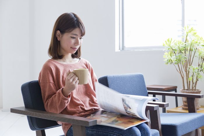 カタログを読む女性