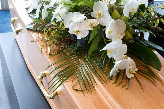 棺に乗せられた胡蝶蘭の花