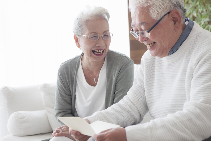 敬老の日　メッセージを読み喜ぶ老夫婦